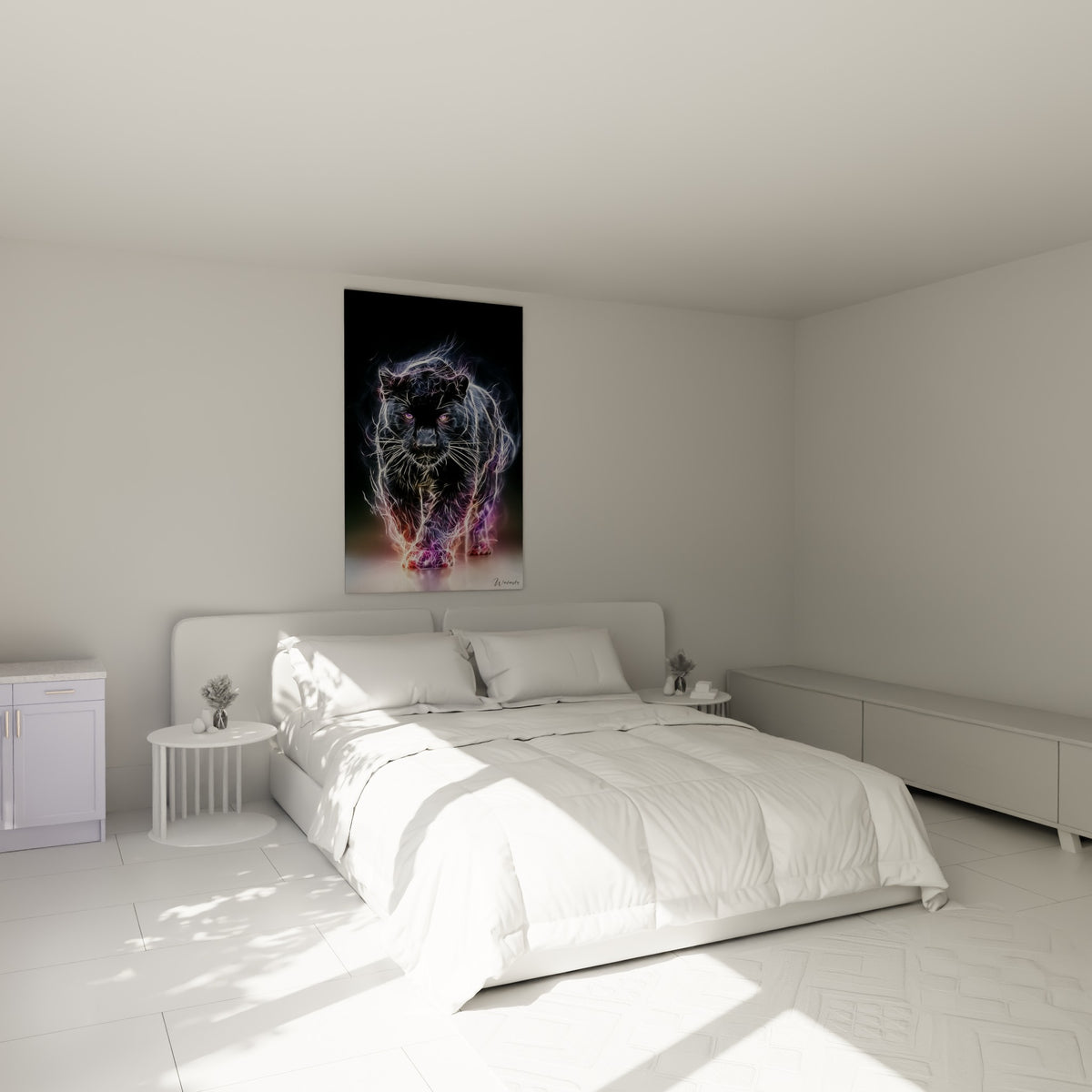 Félin spectral en noir et violet électrique au-dessus d'un lit dans une chambre claire
