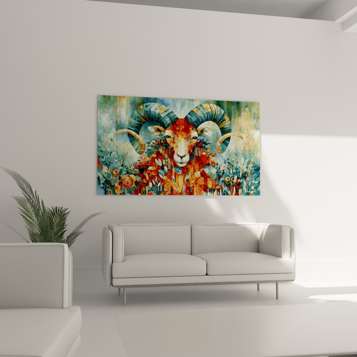 Regard vert intense d'un Bélier orange et bleu sarcelle au-dessus d'un canapé dans un salon lumineux