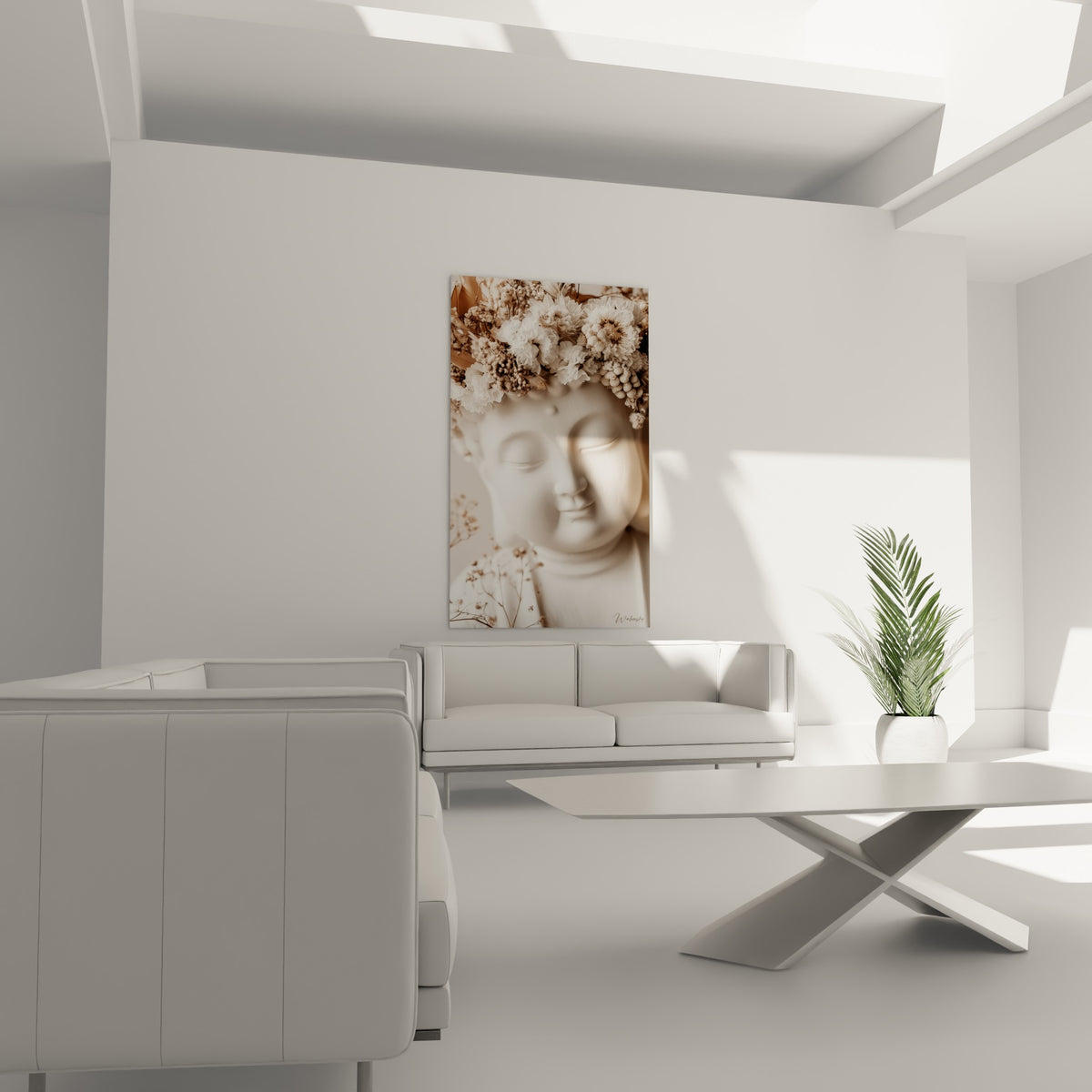 Statue de Bouddha blanche couronnée de fleurs crème, suspendue au-dessus d'un canapé dans un salon lumineux