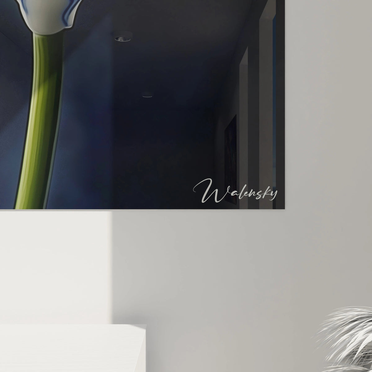 Un tableau porcelaine artistique figurant une calla stylisée dont les pétales blancs sont décorés de motifs bleus minutieux. La structure gracieuse de la fleur, le contraste des teintes bleu et blanc, et les détails dorés créent une œuvre à la fois botanique et décorative.