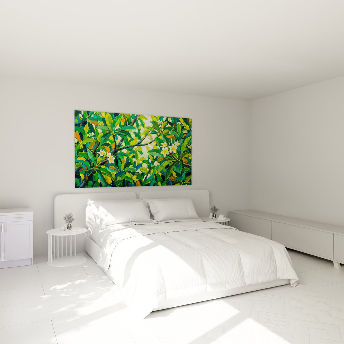 Fleurs de frangipanier blanches sur feuillage vert sauge, accrochées au-dessus d'un lit dans une chambre claire