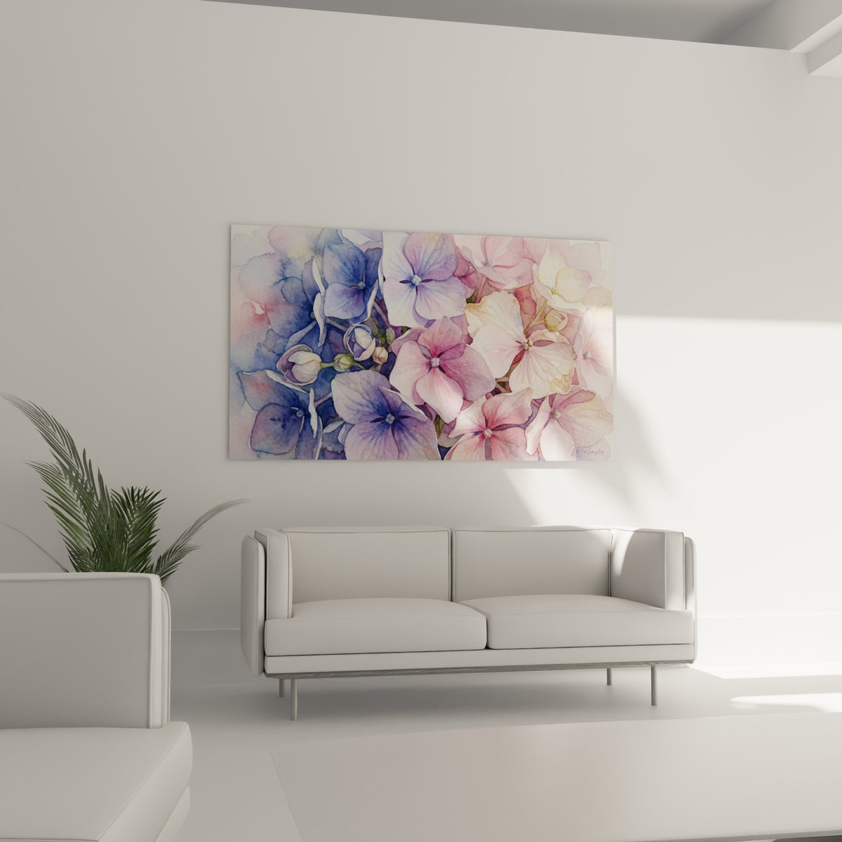 Fleurs d'hortensia lavande et rose crème aux nervures fines, au-dessus d'un canapé dans un salon lumineux