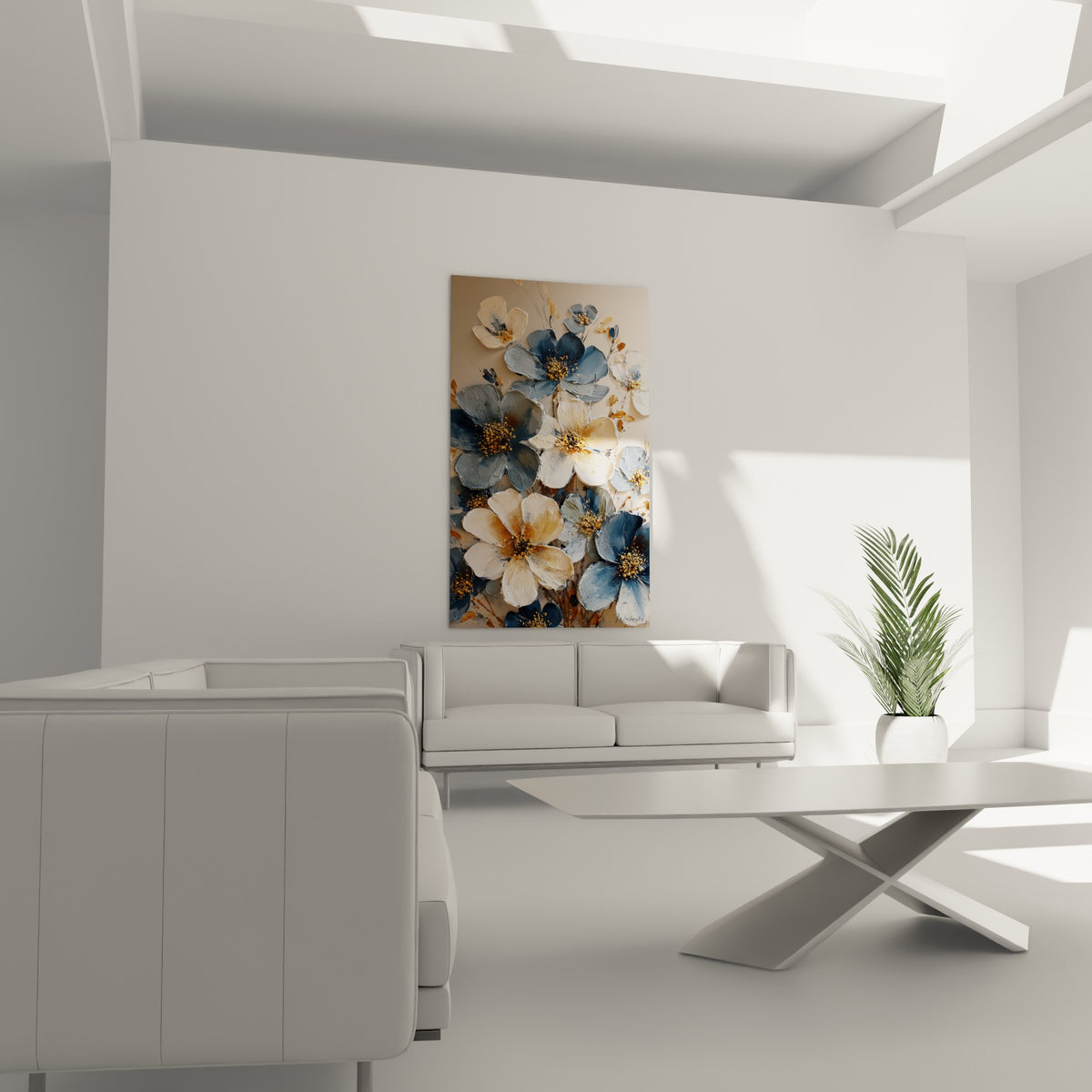 Corolles fleur nature blanches et bleu marine aux cœurs dorés, au-dessus d'un canapé dans un salon lumineux