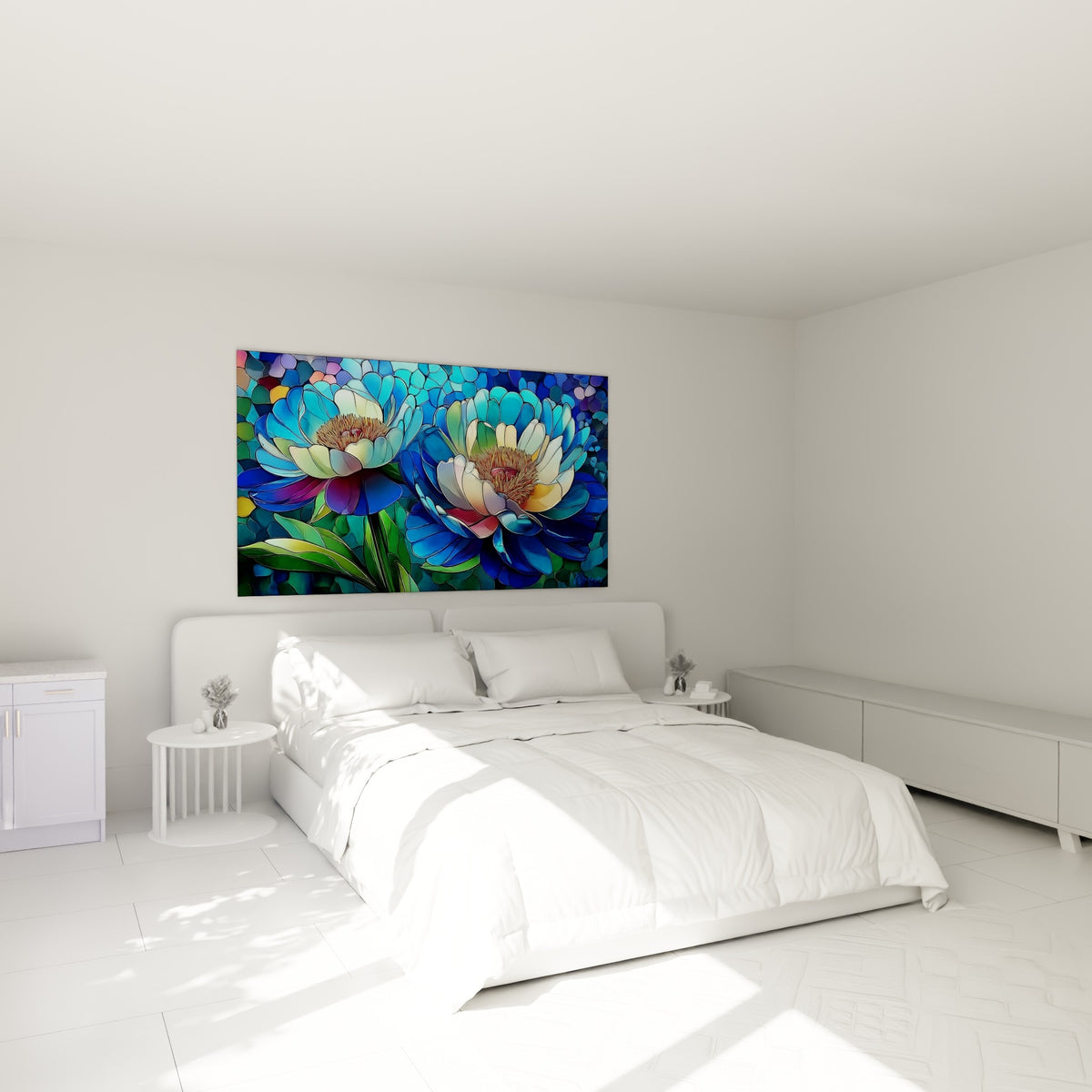 Pivoines bleu profond et vert émeraude au-dessus d'un lit dans une chambre claire