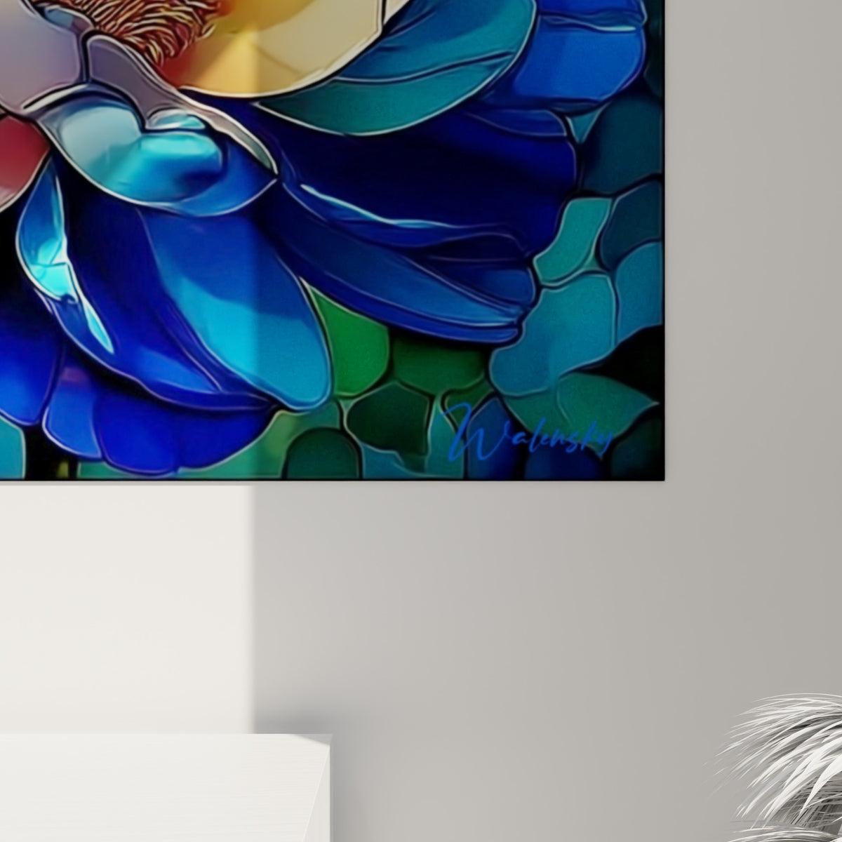 Détail des pétales bleu roi et crème, contours noirs nets, texture vitrail en gros plan