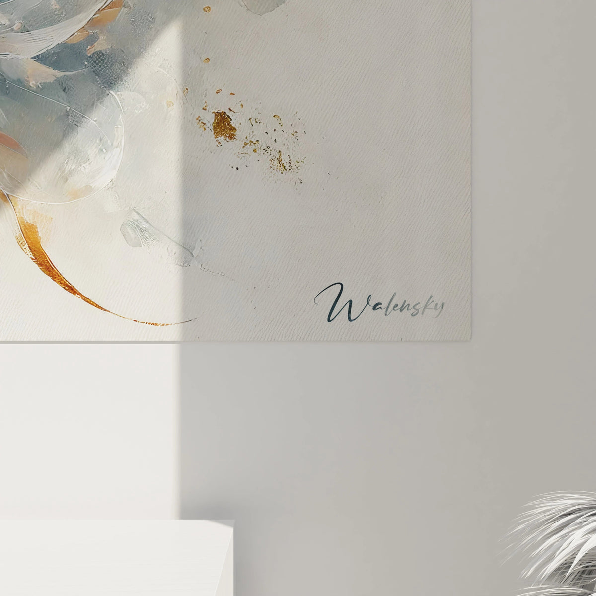 En gros plan, le tableau calamar geant révèle des détails fascinants et des éclats dorés, capturant l'harmonie entre le réalisme et l'abstraction marine de l'œuvre.