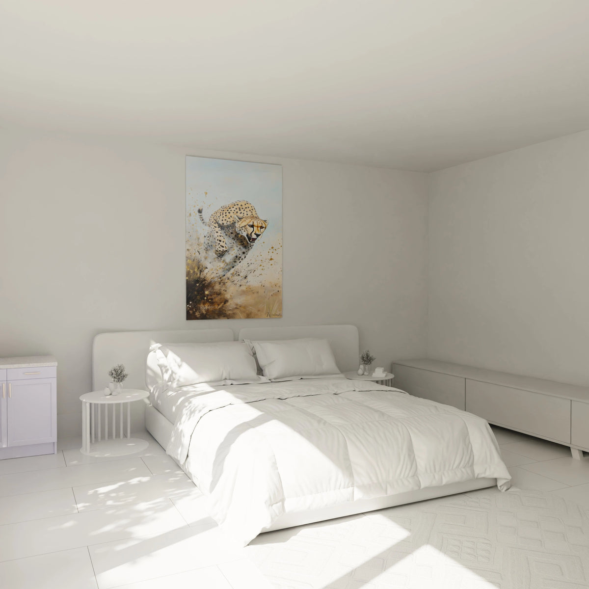 Tableau guépard Walensky sur un mur de chambre lumineuse avec un lit moderne