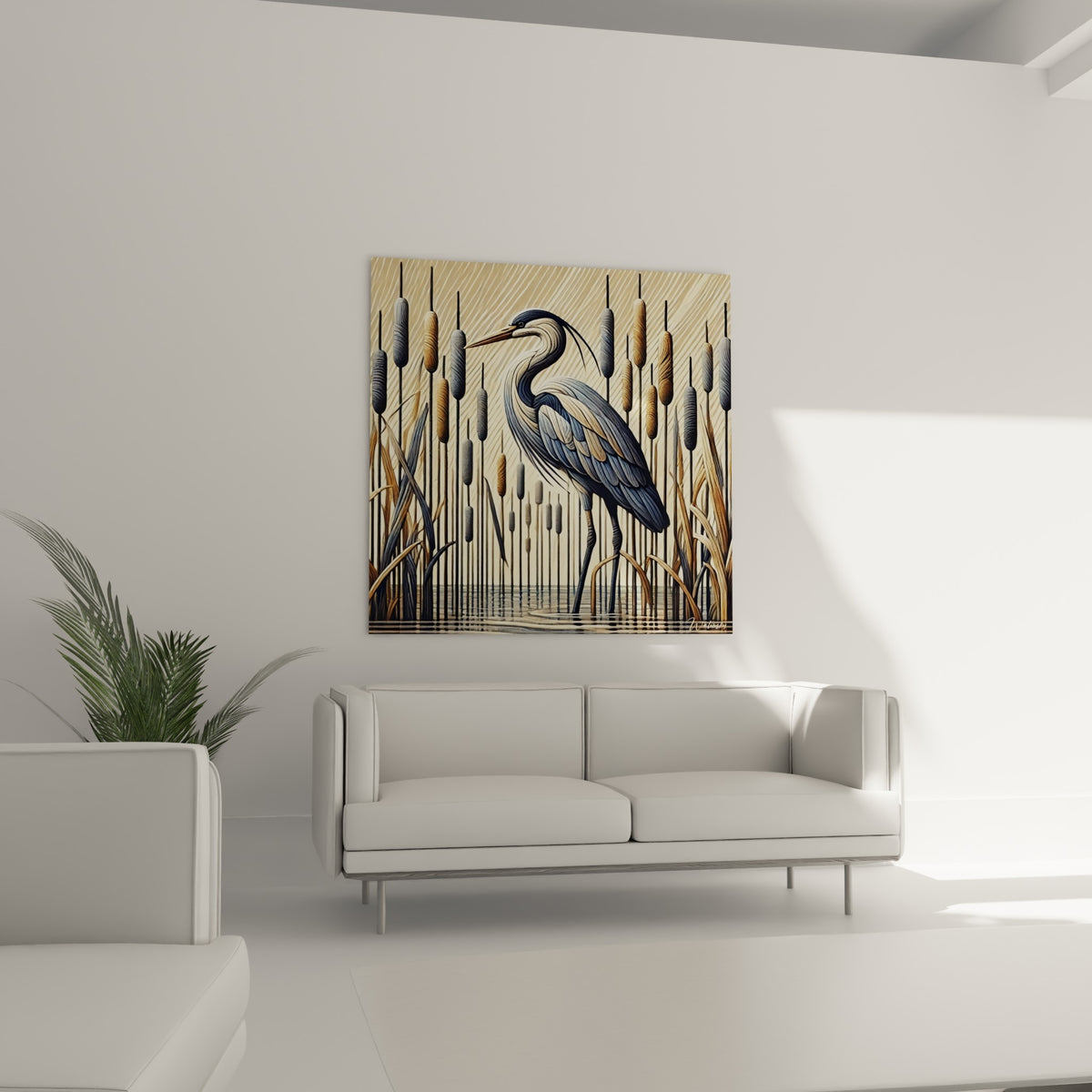 Plumage gris et bleu du héron détaillé parmi les tiges beige dorées au-dessus d'un canapé dans un salon lumineux