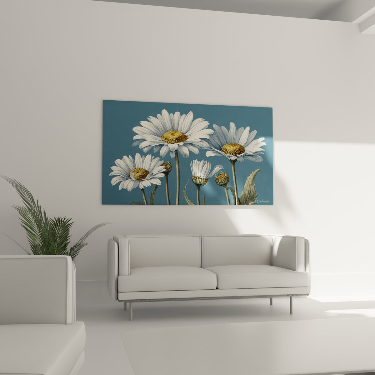 Marguerites blanches et jaunes sur fond bleu profond, disposées au-dessus d'un canapé dans un salon lumineux