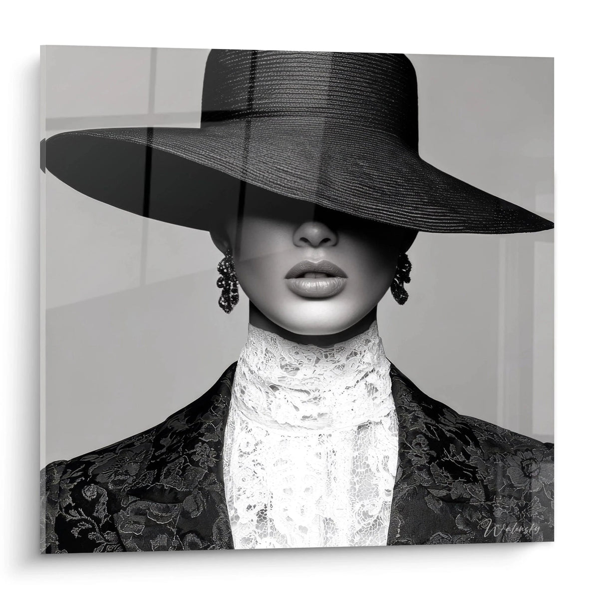 Tableau mural mode vintage noir et blanc représentant une femme avec un grand chapeau et des bijoux élégants
