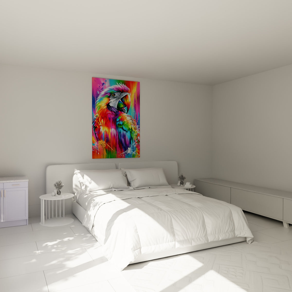 Perroquet multicolore orangé et violet accroché au-dessus d'un lit dans une chambre claire