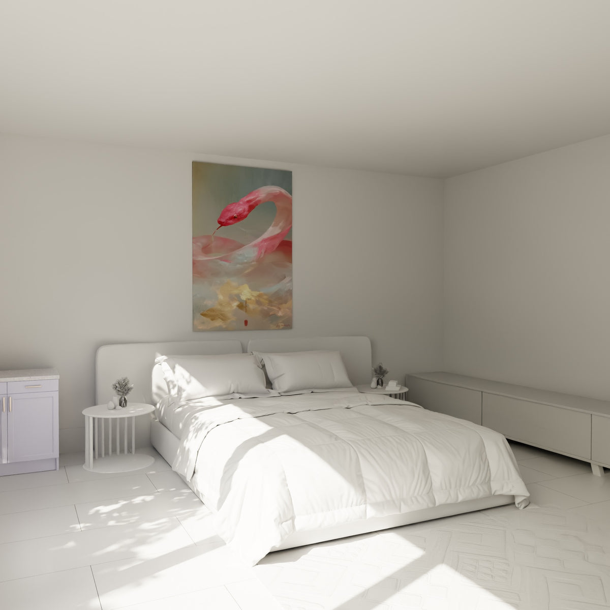 Courbe rose et dorée du serpent peint, suspendue au-dessus d'un lit dans une chambre claire