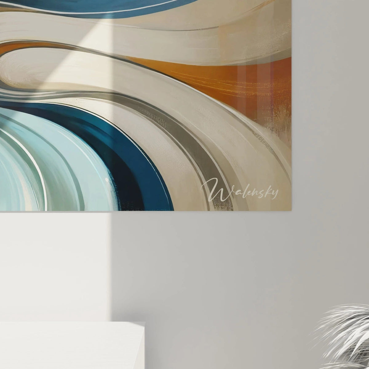 Un tableau abstrait de vagues circulaires convergentes. Utilise une palette de bleu céruléen, or cuivré, blanc et gris fumé. La texture présente des bandes fluides aux contours nets qui s'étirent et s'enroulent autour d'un centre invisible, avec des transitions douces entre les couleurs et une sensation de mouvement giratoire, comme si l'ensemble des éléments était en rotation permanente.