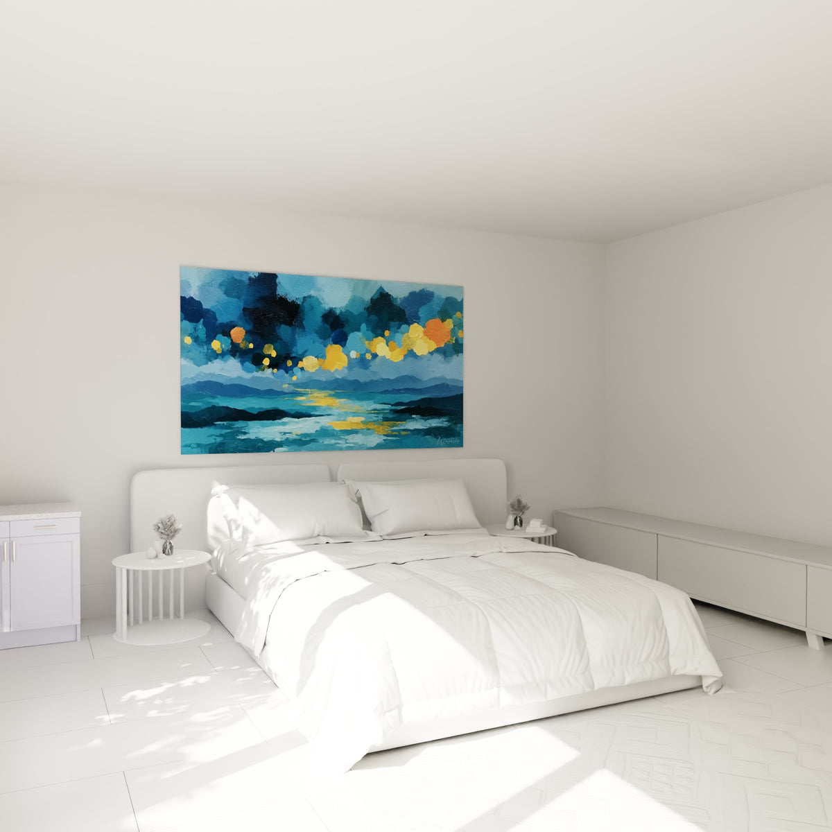 Horizon nocturne bleu et doré peint en empâtements, accroché au-dessus d'un lit dans une chambre claire