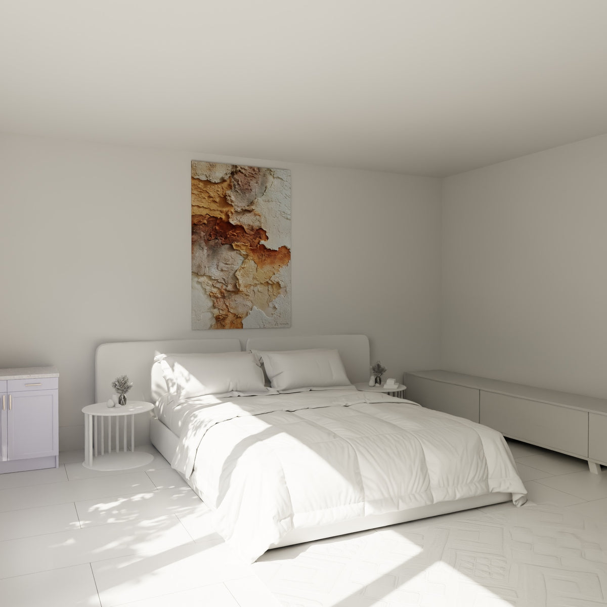 Craquelures blanches et terracotta d'une paroi usée, accrochées au-dessus d'un lit dans une chambre claire