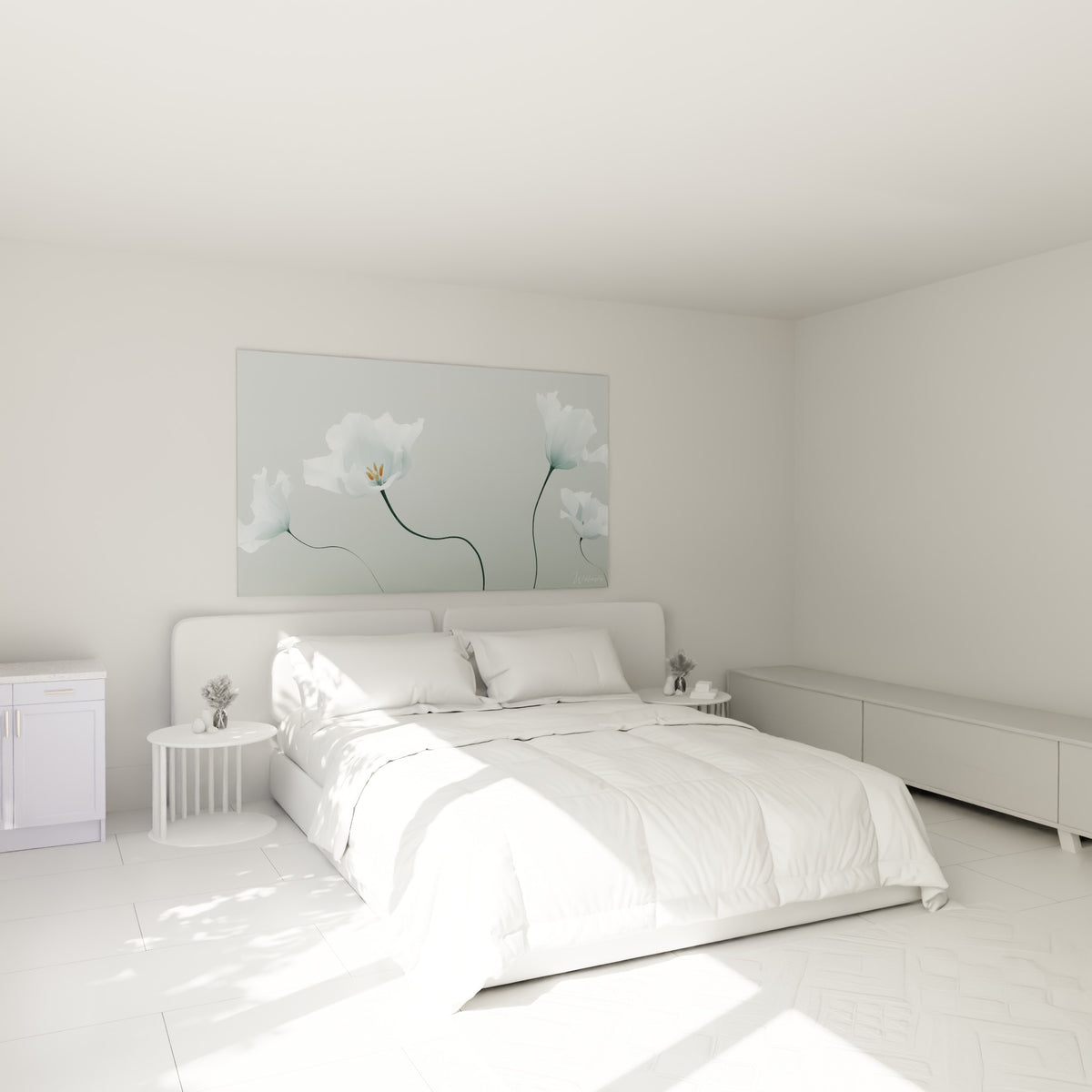 Corolles blanches et tiges anthracite ondulées surplombent un lit dans une chambre claire