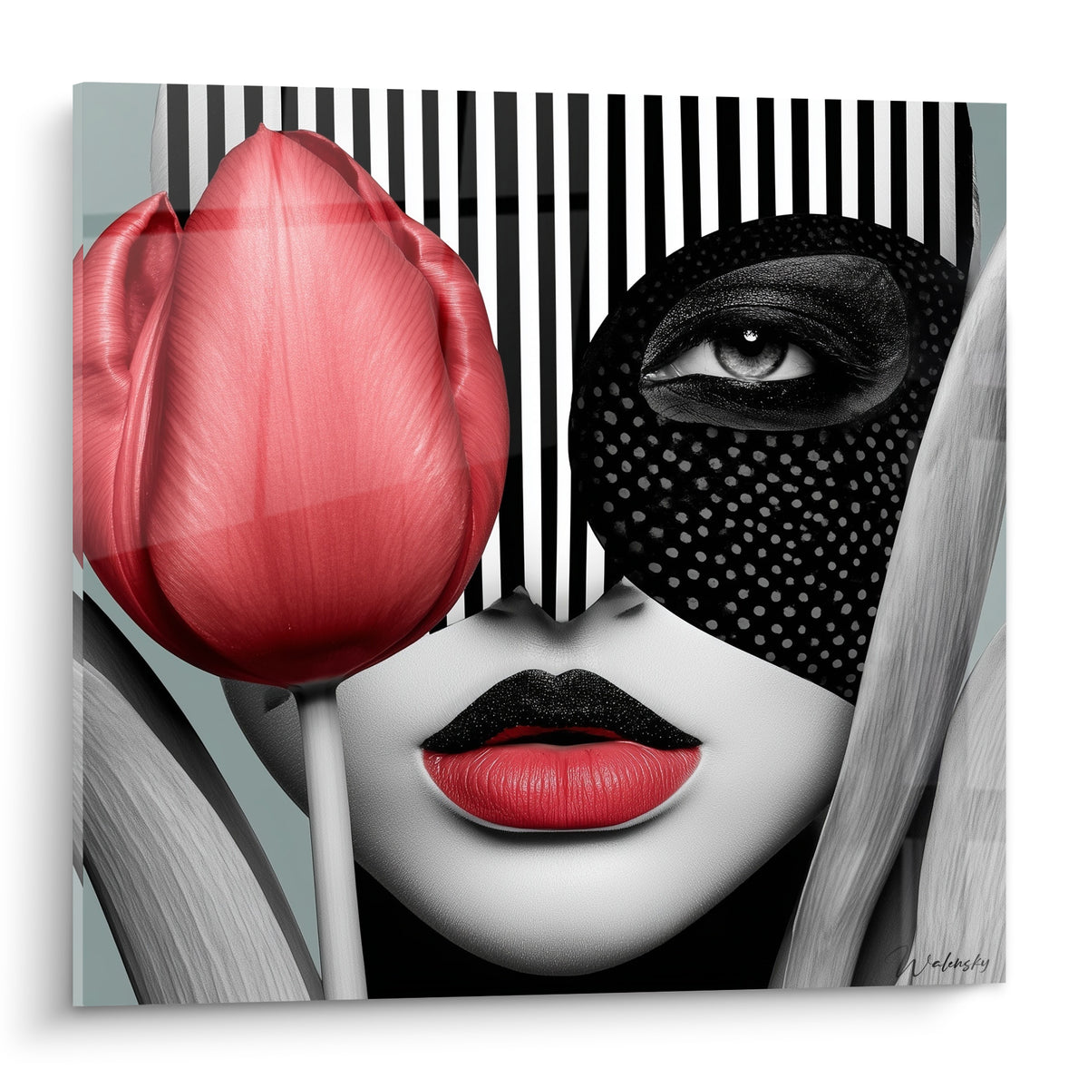 Tulipe corail devant un visage masqué de pois noirs et rayures anthracite sur fond gris.