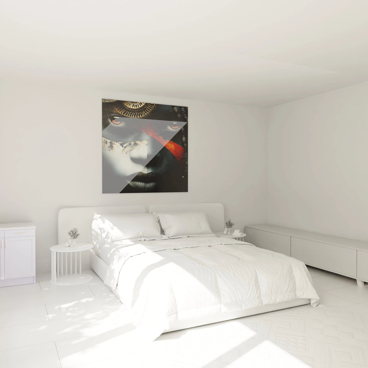 Tableau visage africain de Walensky accroché au-dessus d'un lit blanc dans une chambre lumineuse