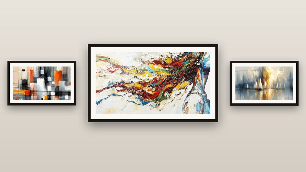 Mur de galerie avec trois tableaux encadrés : Mécanique des couleurs, Aurore sur la Baie et Muse Moderne
