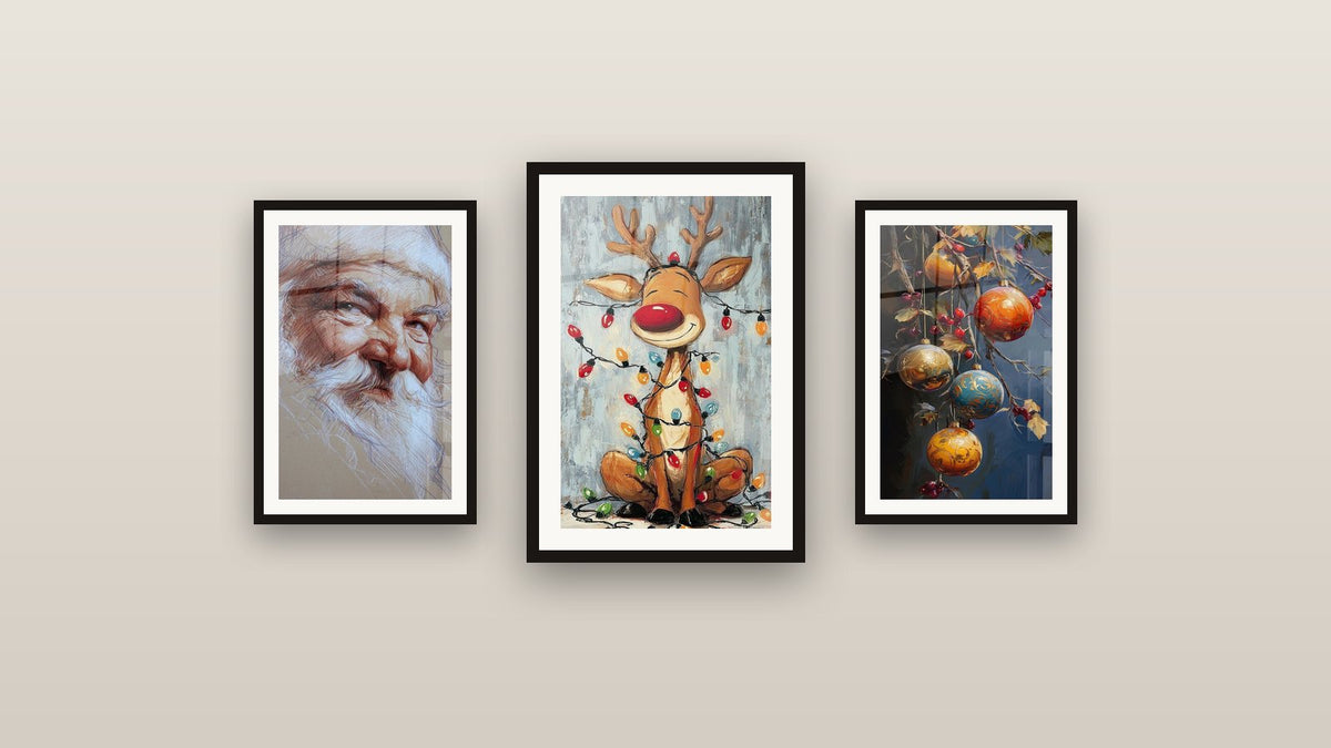 Mur de galerie avec trois tableaux encadrés, dont Homme Père des neiges bienveillant et Renne Danse des Ampoules