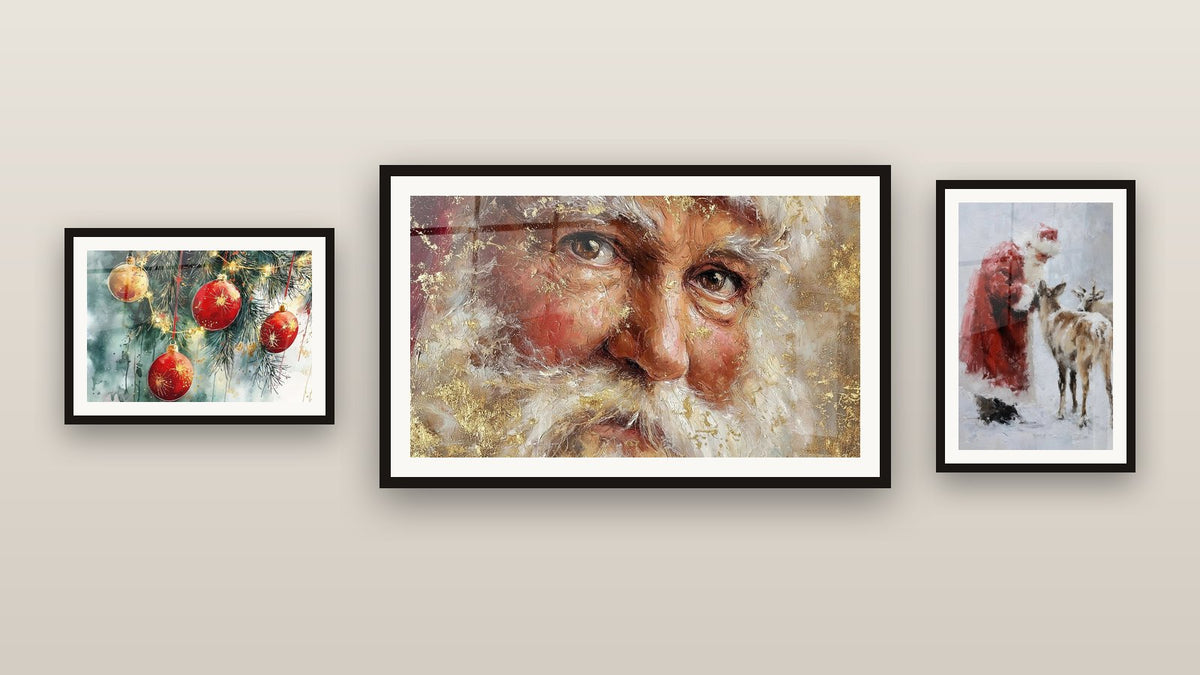 Mur de galerie avec trois tableaux encadrés, dont Boules Étoiles Captives