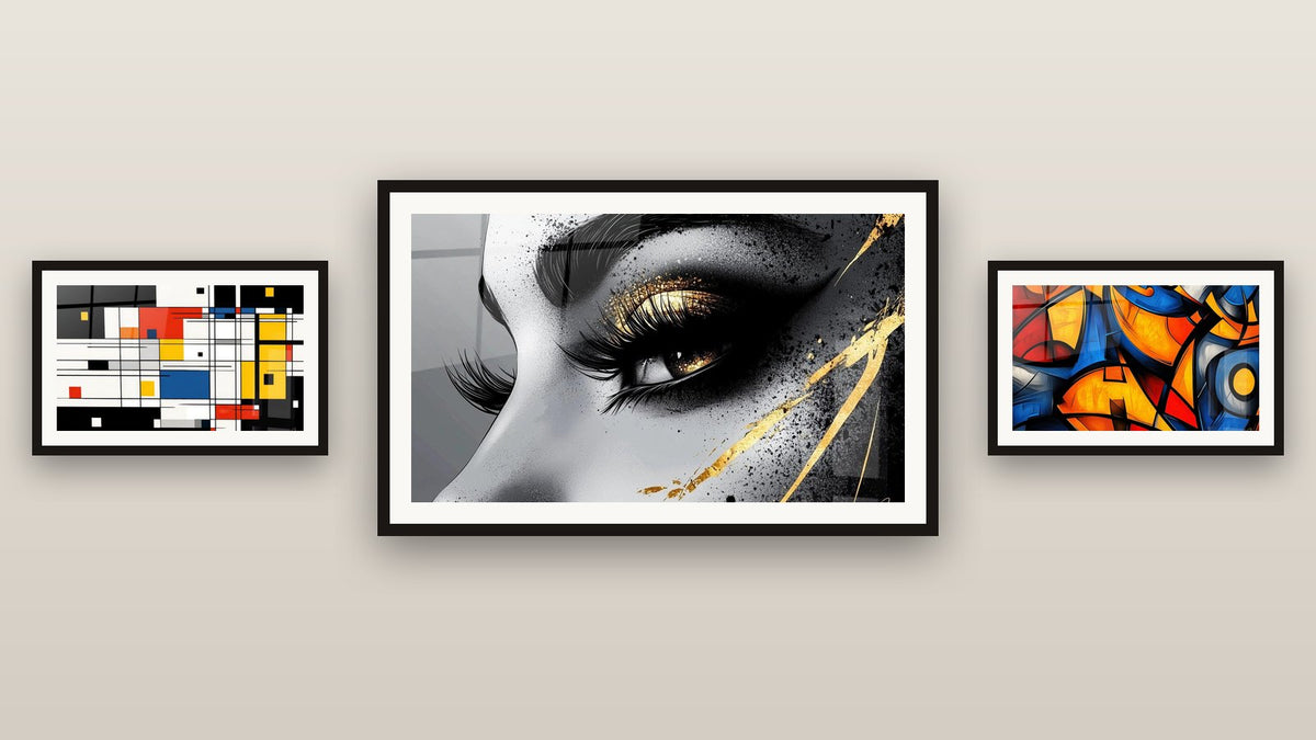 Mur de galerie avec trois tableaux encadrés : Composition géométrique colorée, Formes géométriques colorées et Œil larme d'or