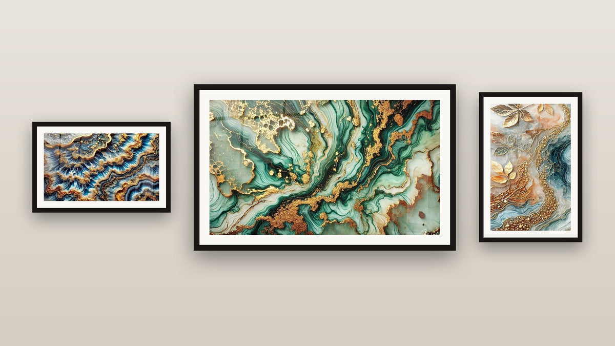 Mur de galerie avec trois tableaux encadrés : Marée Dorée, Marbrures Mystiques et Feuilles d'Or