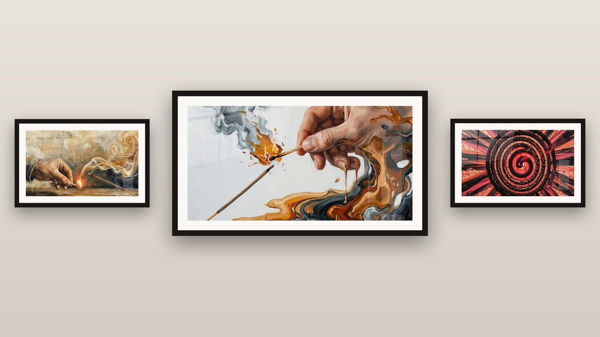 Mur de galerie avec trois tableaux encadrés