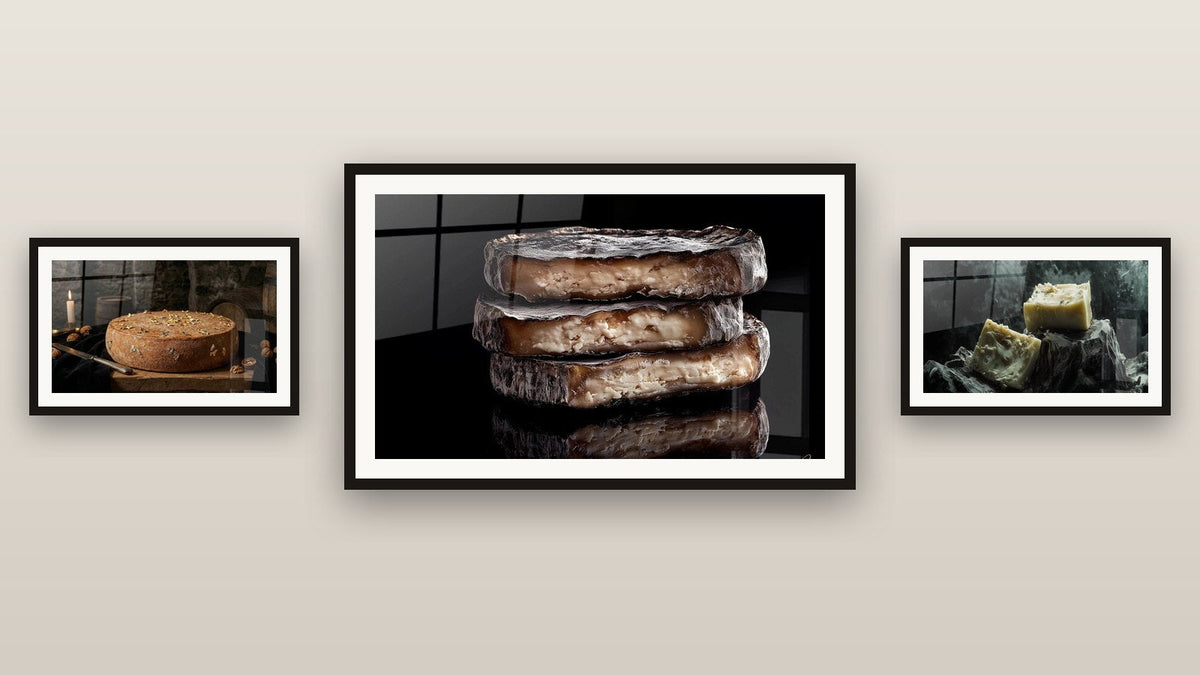 Mur de galerie avec trois tableaux encadrés : Fromage N°4, Fromage Artisanal aux Noix et Fromage N°3