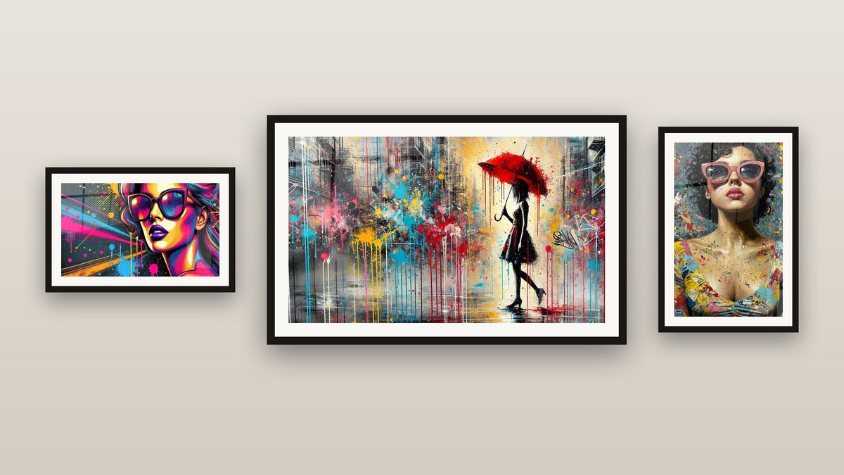 Mur de galerie avec trois tableaux encadrés : Pop Art, Sous l'averse chromatique et L'Esprit Pop