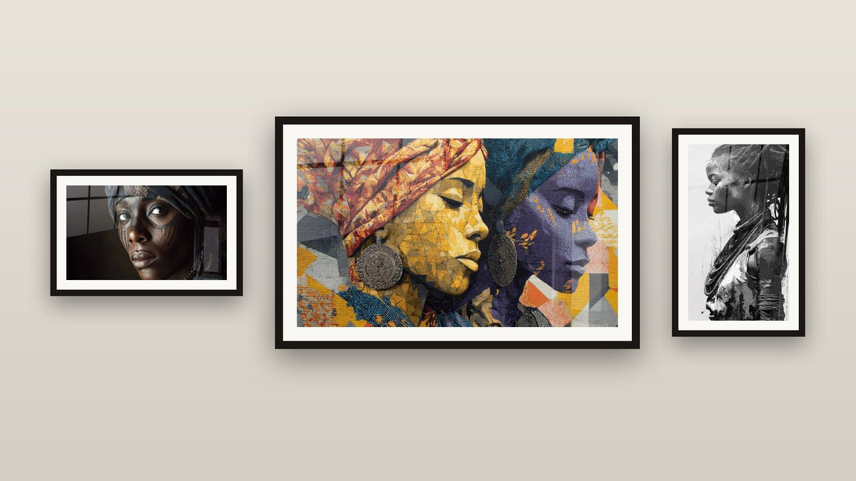 Mur de galerie avec trois tableaux encadrés, dont Femme Africaine Profil et Deux femmes africaines profil