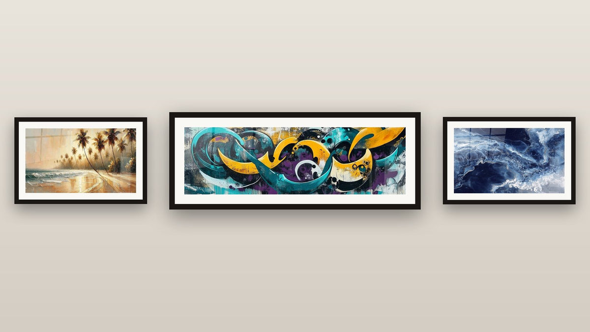 Mur de galerie avec trois tableaux encadrés : Vague Urbaine, Plénitude au Paradis et Nuances bleues et veines dorées fluides