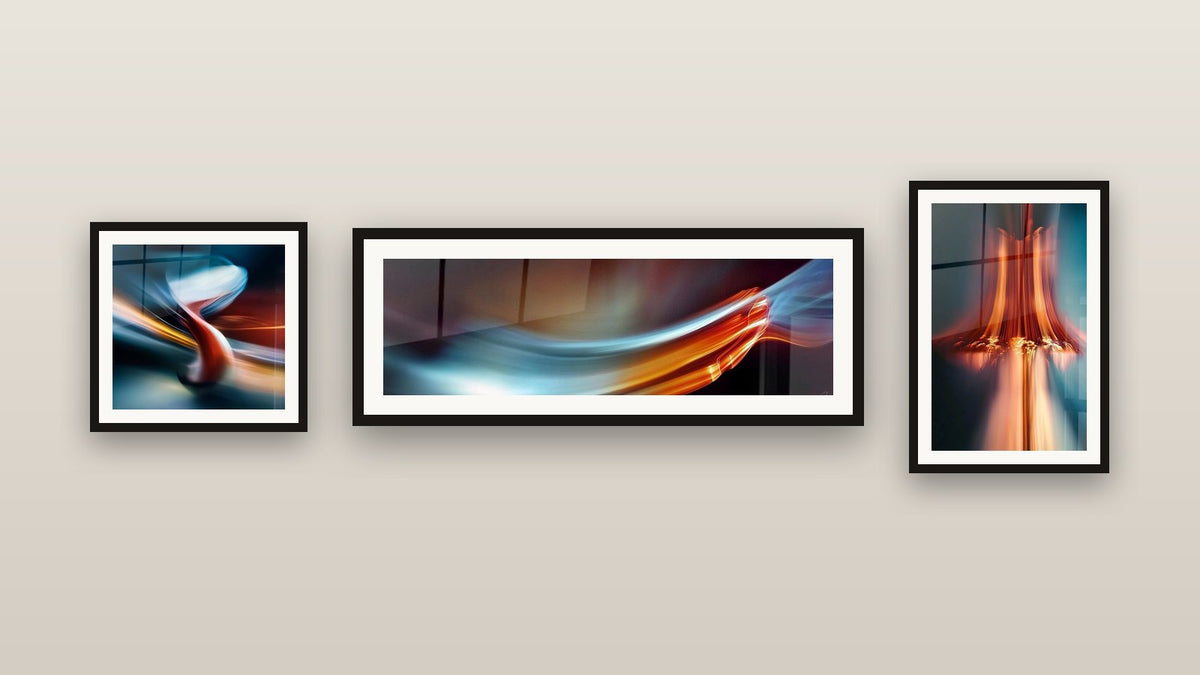 Mur de galerie avec trois tableaux encadrés : Chaise moderne, Flux lumineux abstrait et Cascade de lumière