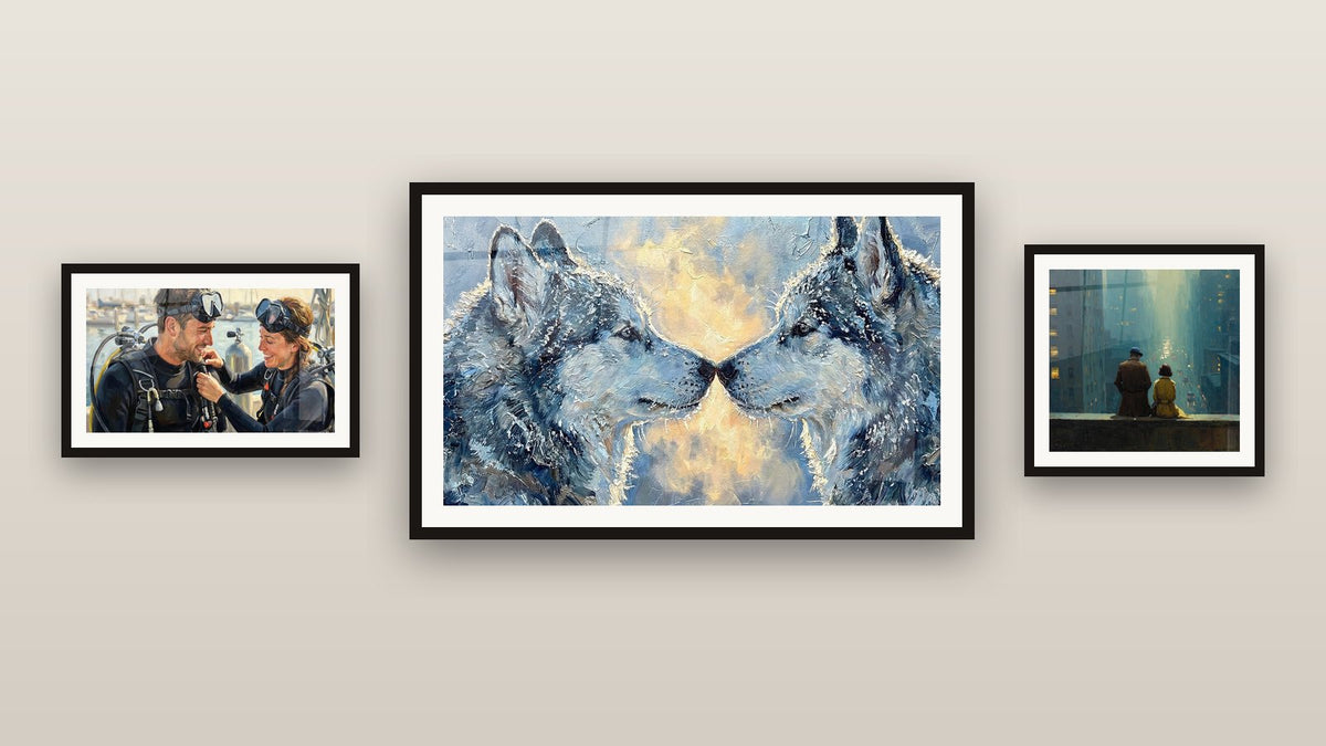 Mur de galerie avec trois tableaux encadrés, dont Couple urbain contemplation et Couple de Plongeurs