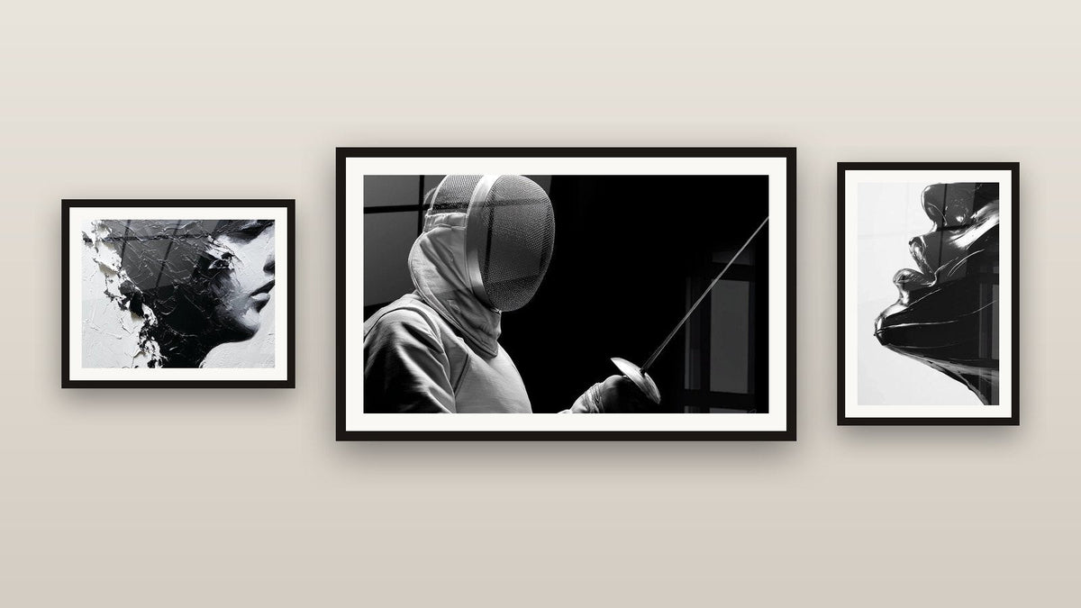 Mur de galerie avec trois tableaux encadrés : Escrimeur, Visage Féminin Abstrait et Femme Profil