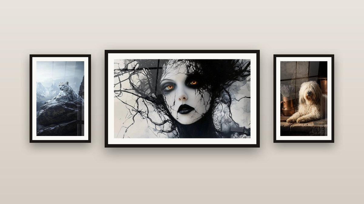 Mur de galerie avec trois tableaux encadrés, dont Chien Blanc Bouclé dans Intérieur Rustique et Panthère des neiges N°1