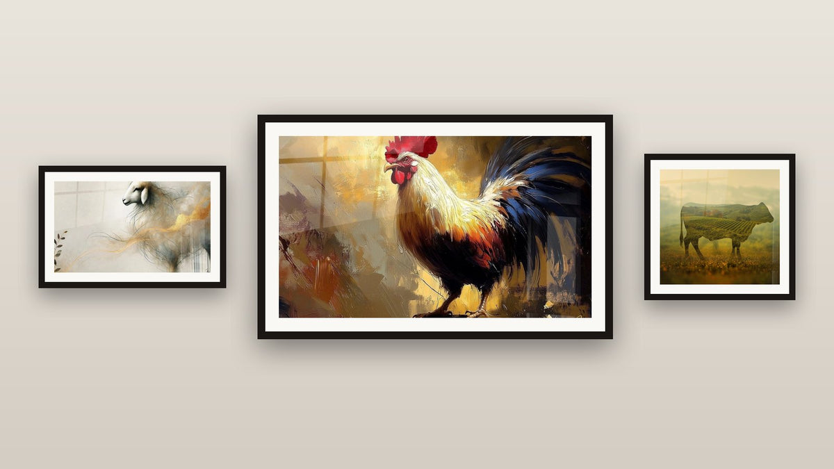 Mur de galerie avec trois tableaux encadrés : Coq N°3, L'Esprit du Mouton et Vache Double Exposition