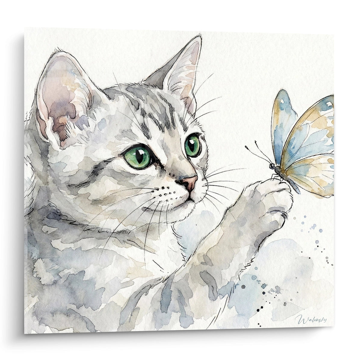 Tableau aquarelle d'un chat gris aux yeux verts regardant un papillon bleu, style artistique délicat
