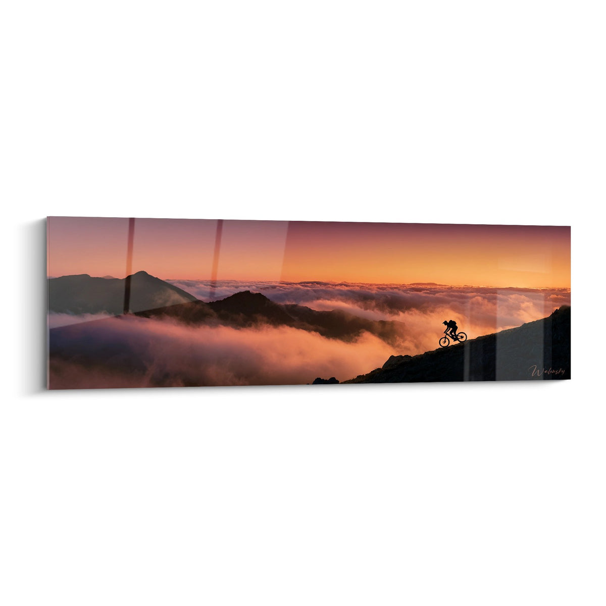 Tableau VTT montagne avec cycliste sur crête au coucher de soleil au-dessus des nuages orangés - Edition VTT