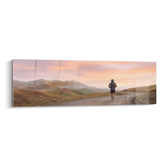 Tableau panoramique d'un coureur solitaire sur route de montagne au coucher de soleil