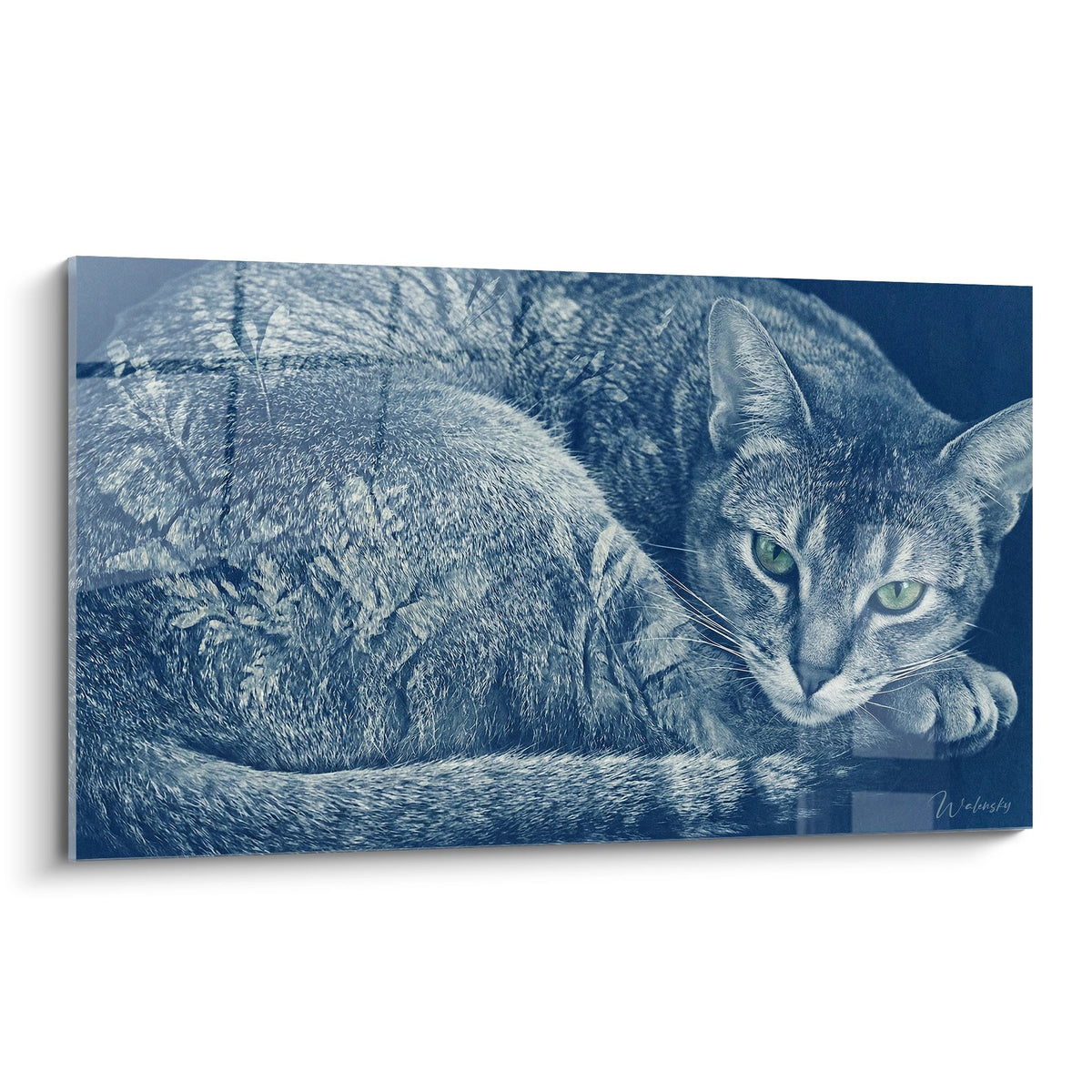 Tableau artistique chat Abyssin aux yeux verts dans des tons bleus, allongé en position détendue