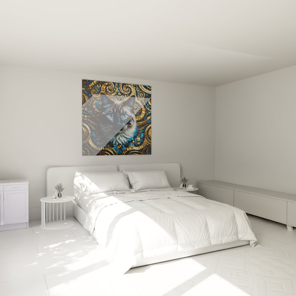Tableau chat Birman mystique avec motifs dorés décorant une chambre moderne aux tons chaleureux