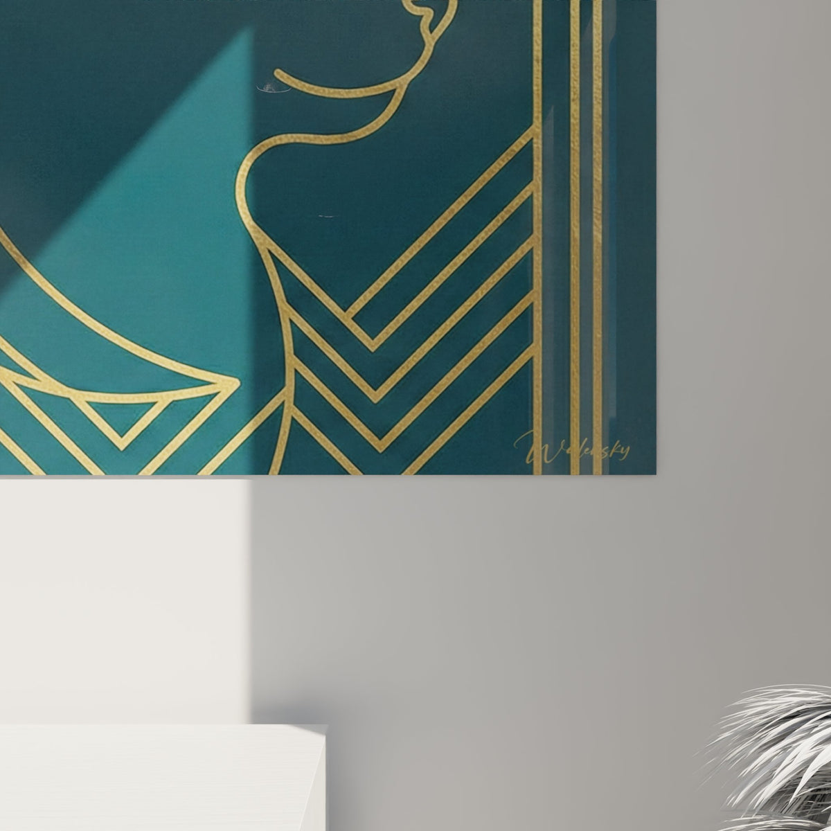 Vue ensemble tableau decoratif chat stylise art deco, cadre geometrique dore sur mur interieur design