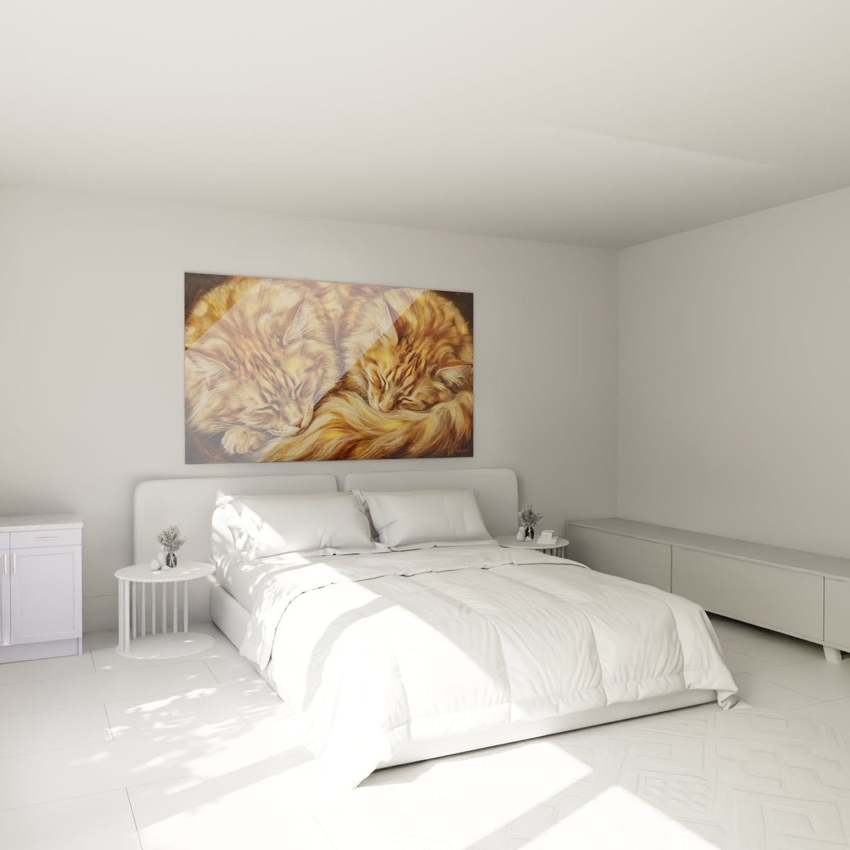 Tableau Maine Coon endormis décorant une chambre moderne avec tons chauds et ambiance cosy
