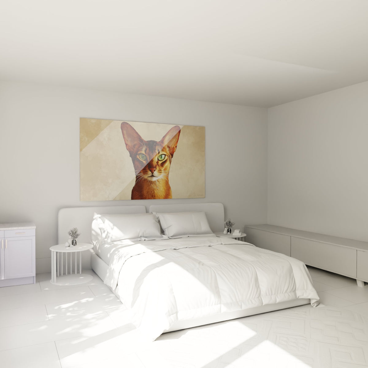 Tableau chat Abyssin décoratif dans chambre moderne, portrait félin aux tons chauds sur mur beige