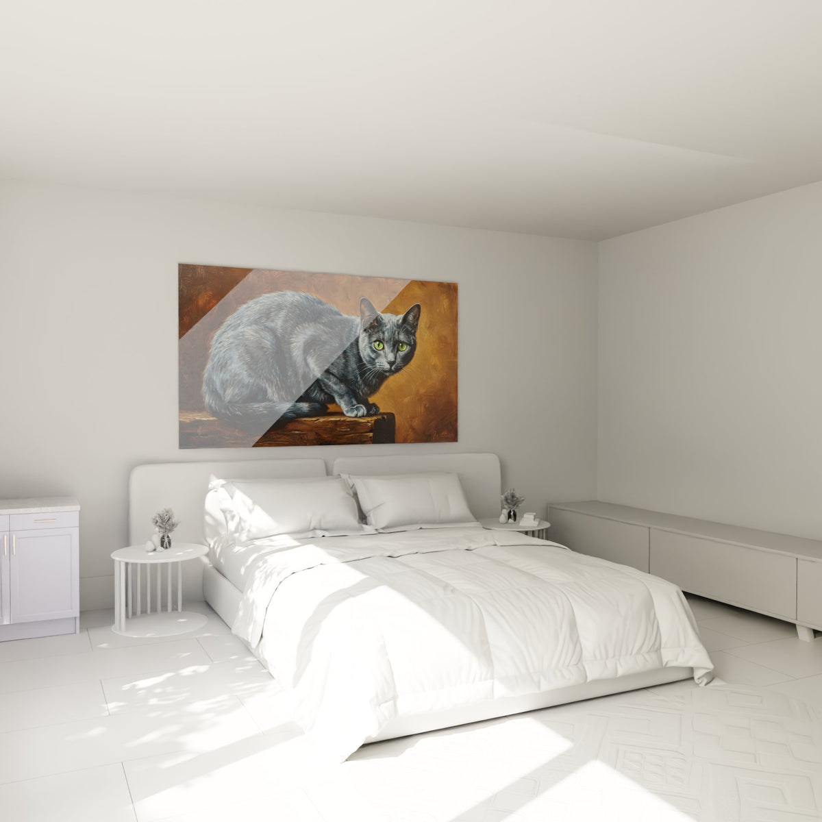 Tableau chat Korat gris décorant chambre moderne, œuvre murale féline aux yeux verts, ambiance chaleureuse
