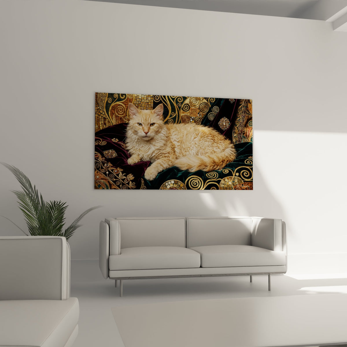 Gros plan sur chat LaPerm aux yeux bleus et pelage bouclé crème posant sur velours orné de motifs dorés