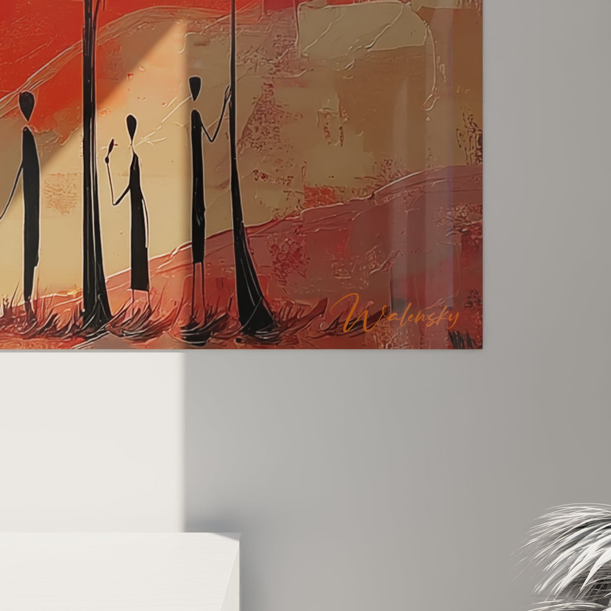 Vue ensemble tableau paysage africain sunset accroché mur blanc avec acacias silhouettes et soleil dore