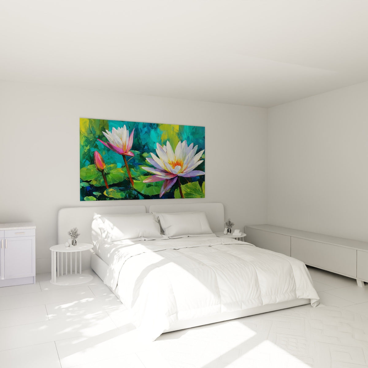 Nénuphars blancs et roses dans chambre moderne, tableau floral au-dessus du lit, ambiance zen