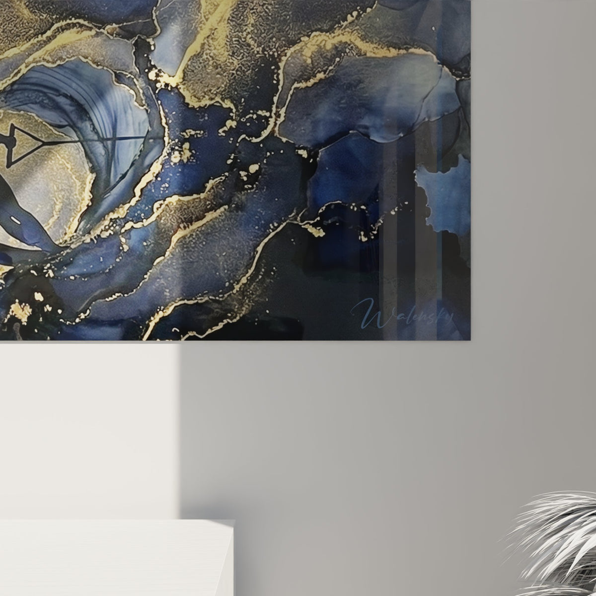 Vue d'ensemble du tableau abstrait aquatique horizontal dans intérieur contemporain